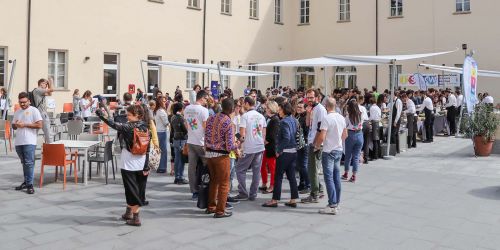 Un momento dell'International Welcome Week 2019 nel cortile di Palazzo San Tommaso