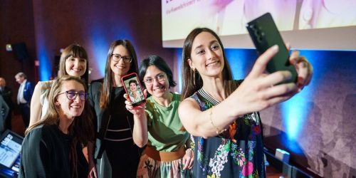 Le vincitrici del Premio L'Oreal Unesco 2023 mentre scattano un selfie sul palco