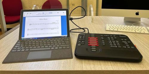 Computer con ausilio tecnologico e informatico destinato agli studenti con disabilità e DSA per la scrittura di partiture musicali