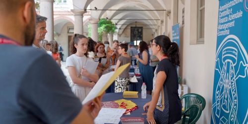giovani allo stand di un corso di laurea