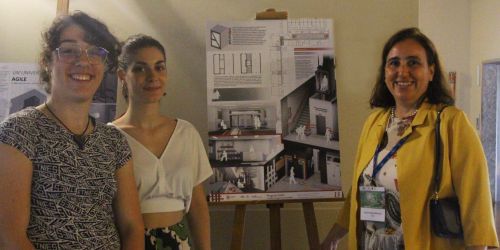 Due studentesse del gruppo vincitore con ing. Silvia Migliavacca