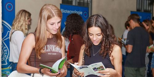 Due future matricole durante l'evento "Porte aperte" all'Università di Pavia