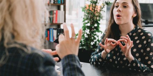 Due donne che usano il linguaggio dei segni