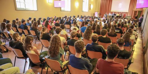 Aula del '400 con studenti, immagine ripresa dal fondo dell'aula