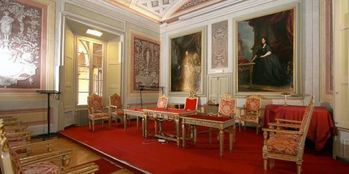 Aula Foscolo, tavolo dei relatori e dipinti