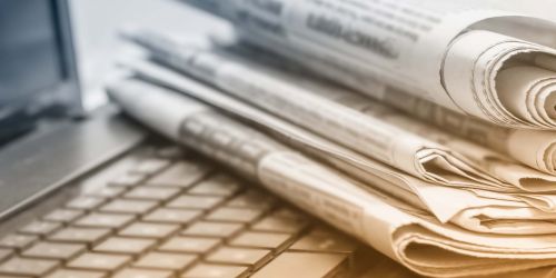 Quotidiani ripiegati su tastiera di pc portatile