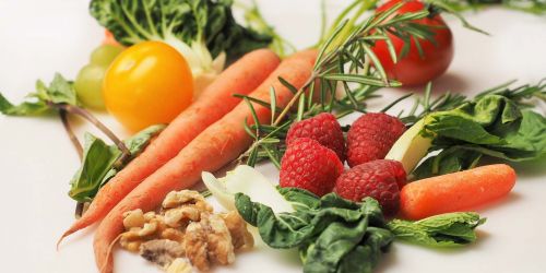 Frutta, verdura e frutta secca su un tavolo