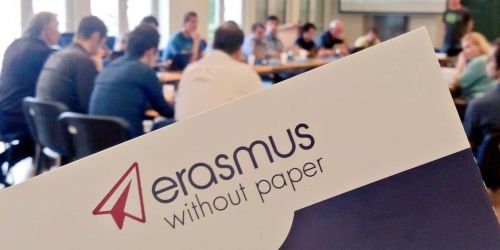 Cartelletta da convegno con logo "Erasmus without paper". Sullo sfondo persone riunite attorno a un tavolo
