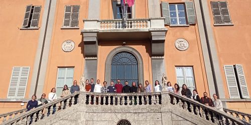 Foto di gruppo sullo scalone d'ingresso dell'Orto Botanico UniPv dei partecipanti alla scuola internazionale "scuola internazionale denominata Assessment of fouling alien species in ports with the SERC protocol and experimental applications"