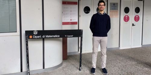 Konstantinos Bessas davanti all'ingresso del Dipartimento di Matematica "Felice Casorati" dell'Università di Pavia.