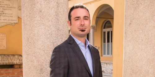 Matteo Alvaro nel Cortile del Rettorato UniPv, mezzo busto