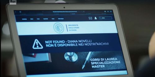 Lo schermo del pc che mostra il nome "Università degli Studi di Pavia", dalla scena della fiction DOC