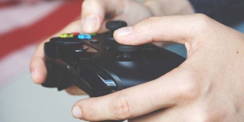 Controller per videogiochi tra le mani di un ragazzo