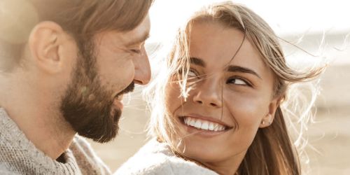 Uomo e dona che si guardano abbracciati