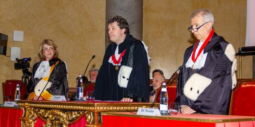 L'avvio della cerimonia con i docenti in toga