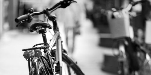 Particolare di una bicicletta, foto in bianco e nero