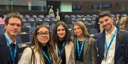 Il tirocinante Valerio con altri studenti alla European Student Assembly 2024