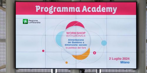 Slide proiettata su schermo durante il workshop "Alimentazione del Bambino e dimensione sociale: la politica del fare"