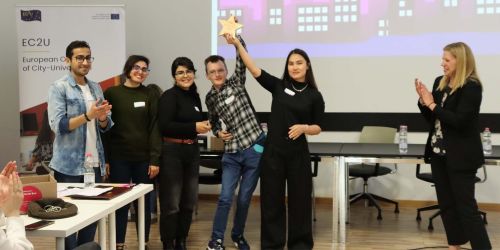 Il team vincitore della EC2U Makeathon 2024 premiato da Michela Cobelli