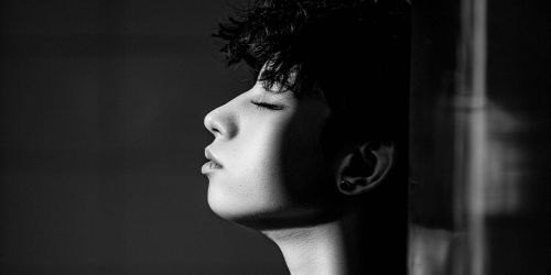 Volto di ragazza in parte in ombra in parte alla luce