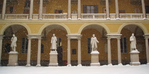 Cortile delle Statue dell'Università di Pavia innevato