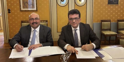 Da destra: Sunil Kumar, Presidente Tufts University, e il Rettore dell'Università di Pavia, Francesco Svelto, firmano l'accordo