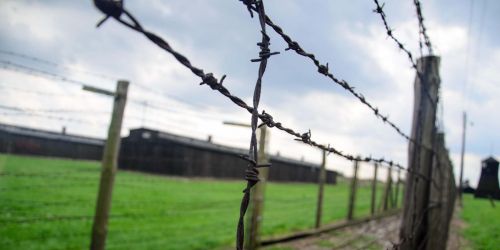 Filo spinato attorno a campo di concentramento