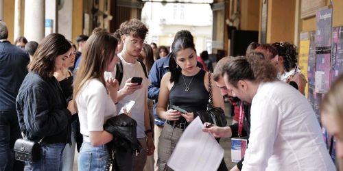 Desk di accoglienze dell'evento LM Night 2024 con personale e studenti