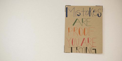 Cartello con scritta "Mistakes are proof you're trying"