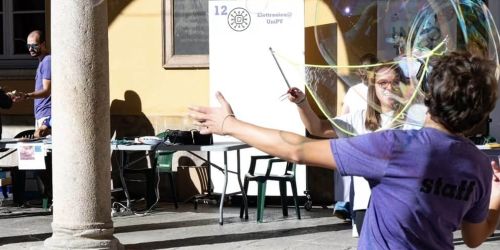 Ricercatori e stand di una passata edizione di Sharper Night nei cortili dell'Università di Pavia