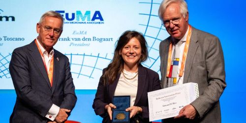  foto, da sinistra, il presidente della European Microwave Association, il professor Frank van den Bogaart, la vincitrice del premio, la dottoressa Simona Di Meo, e il presidente della commissione premi della European Microwave Week 2025, il professor Frank van Vliet.