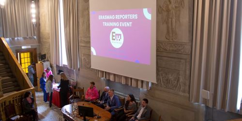 La conferenza stampa di presentazione di "Erasmag" in Aula Scarpa: tavolo dei relatori e schermo su cui è proiettato il logo del magazine
