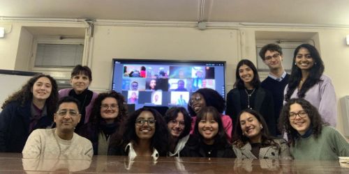 Foto di gruppo della prof.ssa Sassi con gli studenti e le studentesse (in presenza e collegati online) del modulo “Effective Policy Brief Writing for Food Security Policy-Making”