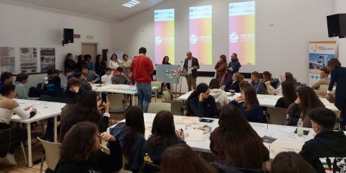 Relatori e platea di studenti durante l'evento "I feel food"