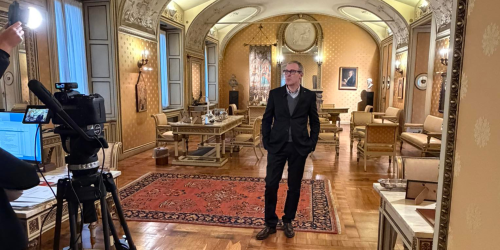 La troupe della trasmissione Bellitalia nei saloni del Rettorato UniPv mentre riprende il rettore Alessandro Reali