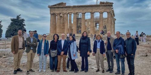 Foto di gruppo sull'Acropoli di Atene dei proponenti  della candidatura congiunta per l'assegnazione del Marchio del Patrimonio Europeo.