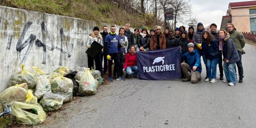 Foto di gruppo dei volontari che hanno partecipato alla raccolta rifiuti.