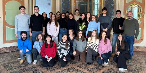 Foto di gruppo degli studenti e delle studentesse che hanno partecipato al corso "Esperienze di lavoro e creatività"