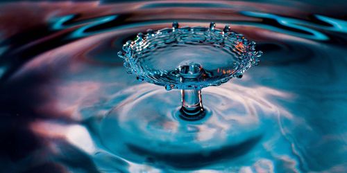 Goccia che cade su specchio d'acqua