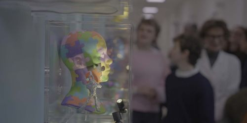 Una delle teste decorate esposte alla mostra "Di testa mia"