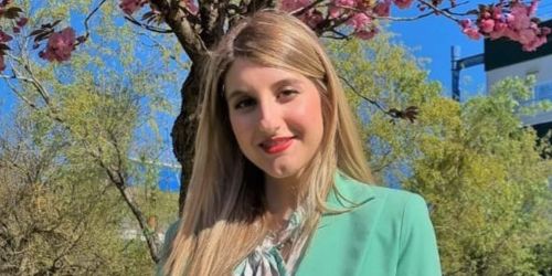 Valentina Bello il giorno della laurea nei giardini della "Nave"