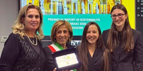 Un momento della premiazione del Premio Report Sostenibilità 2026: Premiazione miglior bilancio Pop data al comune di Basiglio. Da sinistra: Marina Carrabba, Responsabile Settore Ragioneria ed Entrate; Lidia Reale, sindaca di Basiglio, e Valentina Beretta e Elisa Maccagni, UniPv.