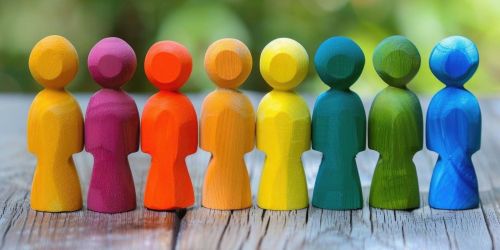 Sagome di legno di tanti colori raffiguranti persone