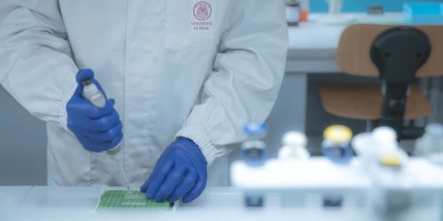 Dettaglio di mani e busto di ricercatore UniPv in un laboratorio del Dipartimento di Biologia e Biotecnologie UniPv