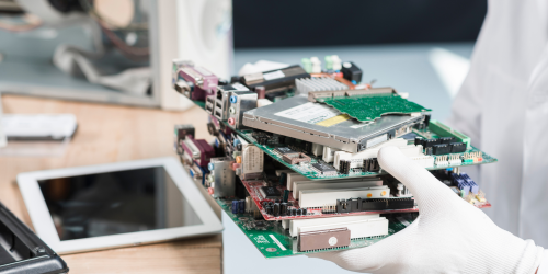 Vecchie schede madri di computer nella mani di un informatico