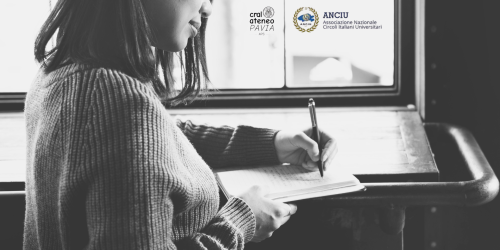 Donna che scrive. In sovrimpressione loghi del Cral UniPv e di ANCIU