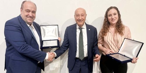 Gian Paolo Quarta di Onyax (a sinistra) e Lisa Rita Magnaghi dell'Università di Pavia (a destra) ricevono il Premio Giovanni Francesco Brambilla