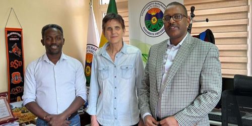 La prof.ssa Maria Sassi presso l’Università di Haramaya (Etiopia), insieme al Prof. Jemal Yousuf Hassen, Presidente dell’Ateneo (a destra), e al Prof. Muluken G. Wordofa, School of Rural Development & Agricultural Innovation, College of Agriculture & Environmental Sciences (a sinistra).