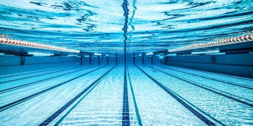 Foto subacquea di una piscina olimpionica