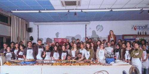 Foto di gruppo degli studenti e delle studentesse internazionali del Foundation Year e del programma Marco Polo/Turandot che hanno preso parte al laboratorio di cucina alla scuola Apolf